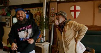 Stamgasten, jong en oud, iedereen praat met elkaar