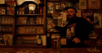 De gezellige inrichting: bruine lambrisering en bierreclames