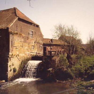 Volksspelen aan de malende molen	